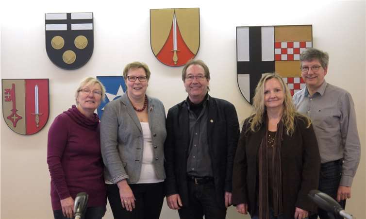 Bürgermeisterin Petra Kalkbrenner (2. v. l.) diskutierte mit den Vertretern des Swisttaler Gewerbevereins (v. l.): Waltraut Gabriel, Bürgermeisterin Petra Kalkbrenner, Winfried Hündgen, Monika Erfling, Stefan Lütke Winfried Hündgen, Monika Erfling und Stefan Lütke. privat