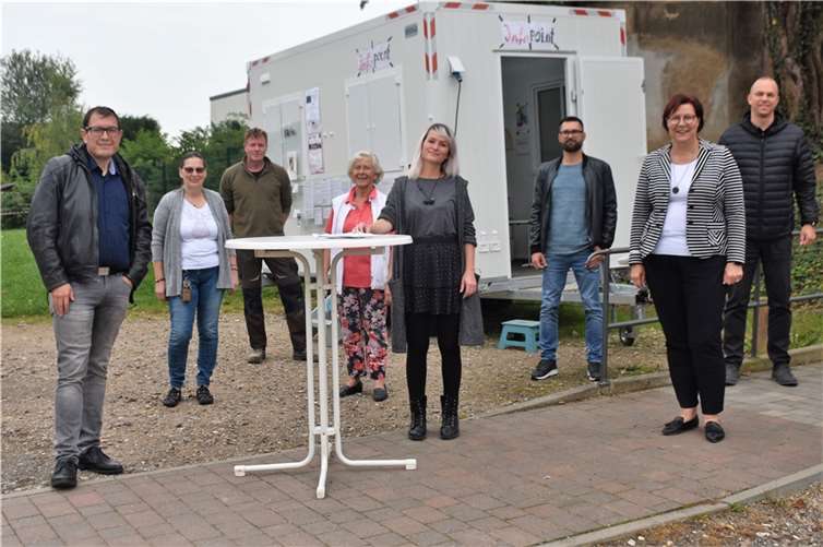 Bürgermeisterin Petra Kalkbrenner (2.v.r) und die Leiterin des Infopoints Heimerzeim Anja Fritzsche (4.v.r) haben Verstärkung durch ehrenamtliche Helfer und Helferinnen.Fotos: EICH