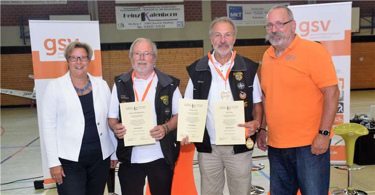 Bürgermeisterin Petra Kalkbrenner, Günter Hemgesberg,Otto Boog (1. Platz Landesmeisterschaften10m Luftpistole), Vors. Klaus Jansen GSV.