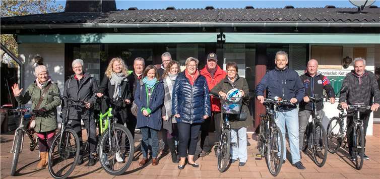 Bürgermeisterin Petra Kalkbrenner (Mitte) ehrte die besten Radler aus der Gemeinde Swisttal, die an der bundesweiten Kampagne „Stadtradeln“ teilgenommen hatten. Foto: JOST