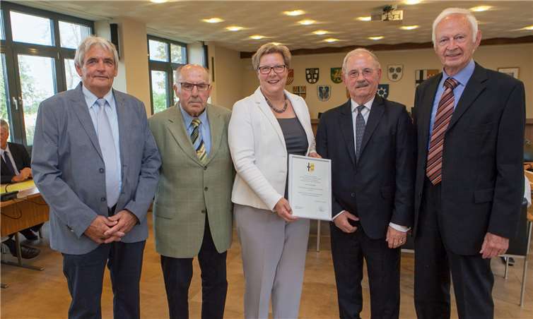 Bürgermeisterin Petra Kalkbrenner (Mitte) überreichte die Ehrenmedaille der Gemeinde Swisttal an (von links) Rolf Esch, Balthasar Schumacher, Ernst Ostermann und Dr. Benno Willers. Foto: -JOST-