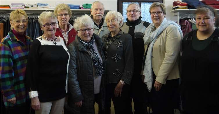 Bürgermeisterin Petra Kalkbrenner (Zweite von rechts) besuchte die Kleiderstube des Arbeiterwohlfahrt-Ortsvereins Swisttal.privat