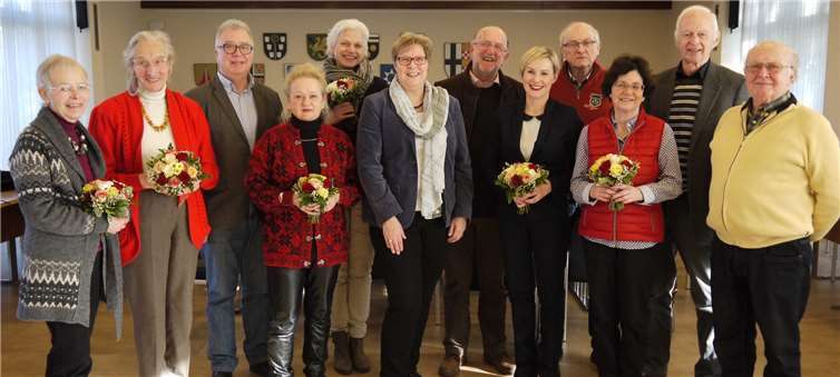 Bürgermeisterin Petra Kalkbrenner bedankte sich bei den ehrenamtlichen Helfern der Swisttaler Lesetage.  privat