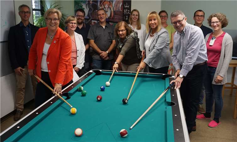 Bürgermeisterin Petra Kalkbrenner freute sich mit den Vertretern der Katholischen Jugendagentur, des Rhein-Sieg-Kreises, des Erzbistums und des Architekten-Büros Concavis über das sanierte alte Kloster in Heimerzheim.Fotos: -EICH-