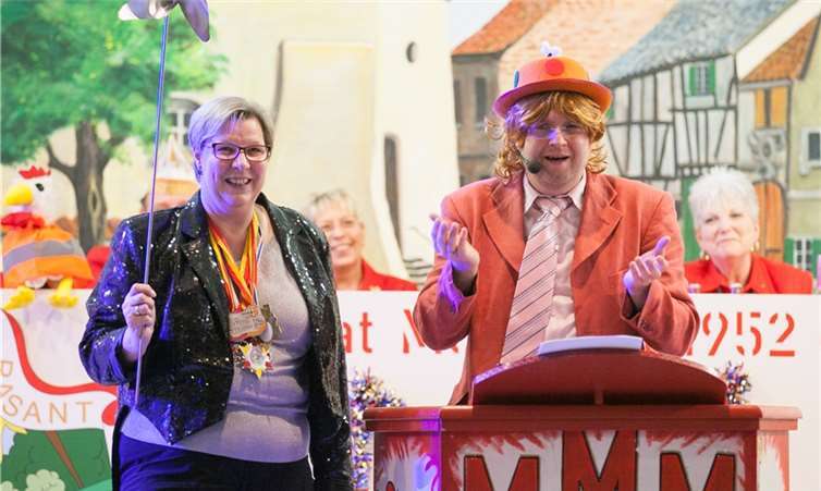 Bürgermeisterin Petra Kalkbrenner fungierte als Assistentin bei der gereimten Büttenrede von „Ritzenbauer“ Stefan Butscheid.  -JOST-