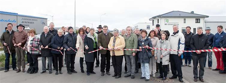 Bürgermeisterin Petra Kalkbrenner gab zusammen mit Mitgliedern des Gemeinderates und Vertretern des Gewerbevereins die Straße „Gewerbepark Odendorf“ Verkehr frei. -JOST-