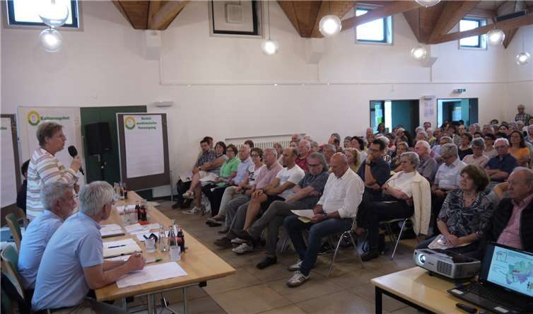 Bürgermeisterin Petra Kalkbrenner konnte über 200 Bürger im Pfarrsaal der Katholischen Kirchengemeinde begrüßen. privat