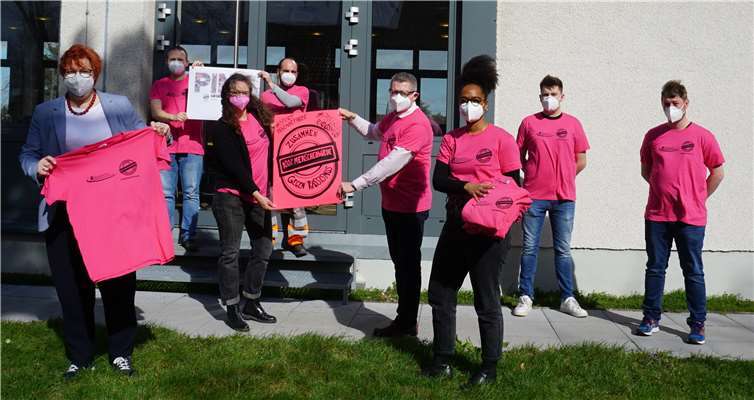 Bürgermeisterin Petra Kalkbrenner (l.), Beigeordneter Hans Dieter Wirtz (5.v.l.), Swisttals Integrationsbeauftragte Barbara Gunst-Assimenios (3.v.l.) und Joana Sam-Cobbah (3.v.r.) vom Kreissportbund Rhein-Sieg mit Mitarbeitern des Fachbereichs Asyl, Yann vom Dahl (2.v.l.), Patrick Wolber (4.v.l.), Marc Wolski (2.v.r.) und Martin Eiff (r.). Foto: Gemeinde Swisttal