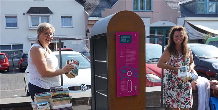 Bürgermeisterin Petra Kalkbrenner (li.) bei der Eröffnung des neuen Bücherschranks in Buschhoven. Foto: Gemeinde Swisttal
