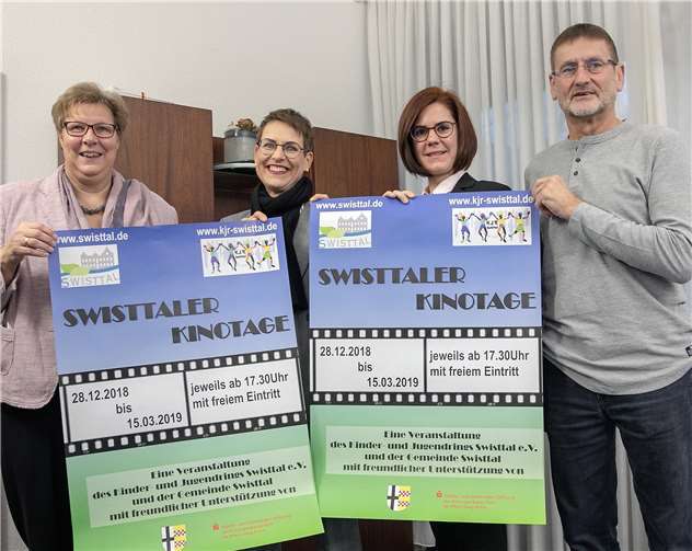 Bürgermeisterin Petra Kalkbrenner (links) freut sich ebenso wie Christina Bartsch von der Kreissparkasse Köln und Kirsten Felgner von der Kreissparkassen-Stiftung sowie Karl-Heinz Müller von Kinder- und Jugendring Swisttal auf die bevorstehende 3. Swisttaler Kinotage. Jost