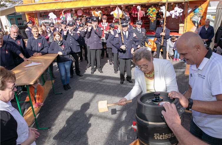 Bürgermeisterin Petra Kalkbrenner machte aus dem Fassanstich bei der Kirmes in Buschhoven einen kleinen Dreiakter, denn der Zapfhahn wollte nicht so wie er sollte.JOST