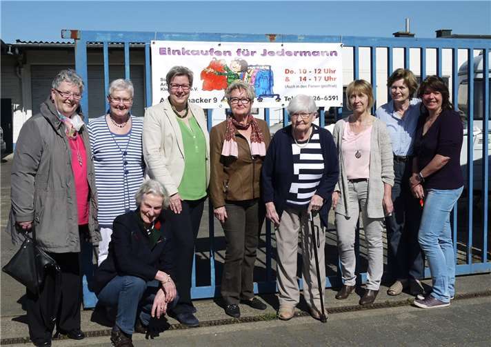 Bürgermeisterin Petra Kalkbrenner machte sich vor Ort ein Bild von der Arbeit des Kleiderstuben-Teams. privat