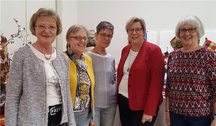 Bürgermeisterin Petra Kalkbrenner mit dem Vorstand und Damen der Origami-Gruppe.Foto: privat