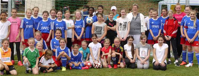 Bürgermeisterin Petra Kalkbrenner mit den fußballbegeisterten Mädchen. privat