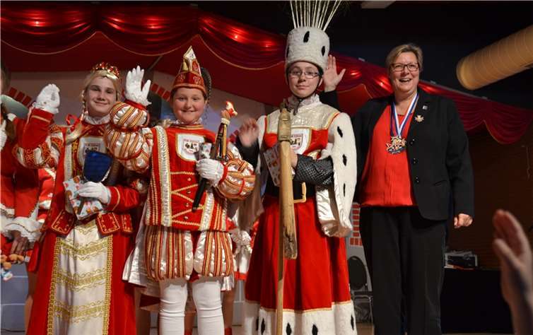 Bürgermeisterin Petra Kalkbrenner proklamierte Ollheims erstes Jungendreigestirn Jungfrau Kevina, Prinz Dominic II. und Bauer Björn. Weigert