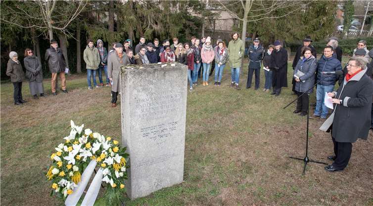Bürgermeisterin Petra Kalkbrenner (rechts) kritisierte beim Gedenktag an die Opfer des Nationalsozialismus eine zunehmende Brutalität der öffentlichen Rede. Fotos: JOST