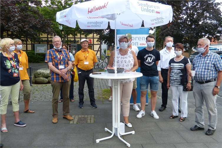 Bürgermeisterin Petra Kalkbrenner stand Rede und Antwort in ihrer Reihe „im Gespräch“ auf dem Fronhof in Heimerzheim.Quelle: Senioren-Union Swisttal