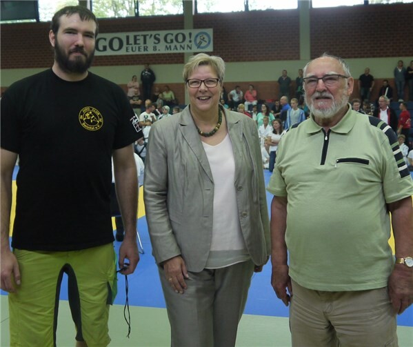 Bürgermeisterin Petra Kalkbrenner stattete den Bezirksmeisterschaften einen Besuch ab und lobte das große Engagement der Veranstalter vom Judo Club Swisttal. privat