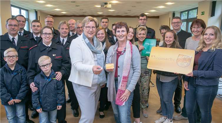 Bürgermeisterin Petra Kalkbrenner übergab die ersten 20 Ehrenamtskarten NRW an ehrenamtlich tätige Mitbürger aus der Gemeinde Swisttal. Die Allererste nahm Monika Hackenberg aus Heimerzheim entgegen. Foto: JOST