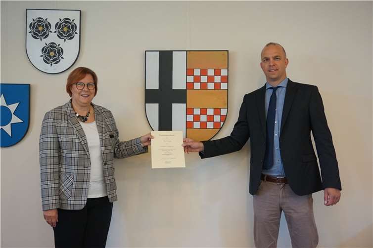 Bürgermeisterin Petra Kalkbrenner überreichte dem neuen Beigeordneten der Gemeinde Swisttal Tobias Weingartz seine Ernennungsurkunde.Foto: Gemeinde Swisttal