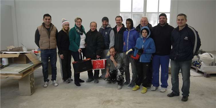 Bürgermeisterin Petra Kalkbrenner überreichte den Sportlern und Helfern bei ihrem Besuch eine kleine Stärkung. privat