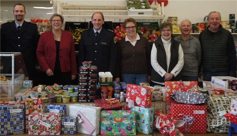 Bürgermeisterin Petra Kalkbrenner und Maren Fritsch überbrachten mit Peter Bauerfeld und Lewin Aldenkirchs von der Bundespolizei Geschenke für die Kinder.privat