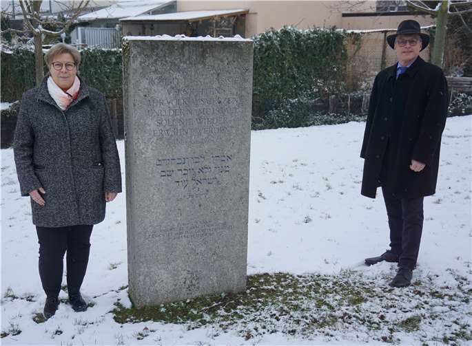 40 Jahre Gedenkstein  Bürgermeisterin Petra Kalkbrenner und MdL Oliver Krauß. Foto: privat