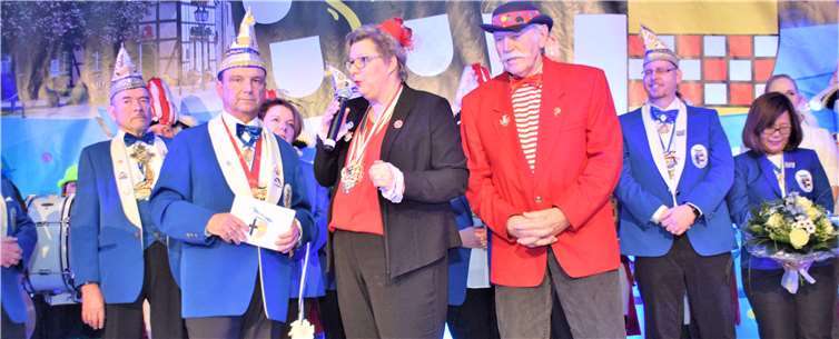 Bürgermeisterin Petra Kalkbrenner und Ortsvorsteher Hermann Leunig gratulierten der KG für den sauberen Übergang in der Präsidentschaft.Fotos: EICH