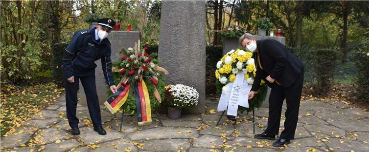 Bürgermeisterin Petra Kalkbrenner und der stellvertretende Dienststellenleiter der Bundespolizei Heimerzheim, Polizei Hauptkommisar Hans Peter Bauerfeld legten am Ehrenmal Kränze nieder.Foto: Alfred Eich
