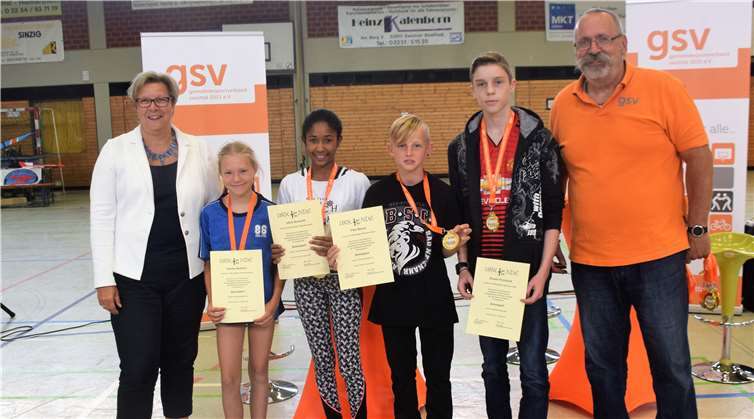 Bürgermeisterin Petra Kalkbrenner und die Siegerinnenund Sieger der von Böselager Sekundarschule. Fotos: EICH