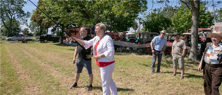 Bürgermeisterin Petra Kalkbrenner zeigte Talent beim Angel-Casting der Angelfreunde Swisttal.