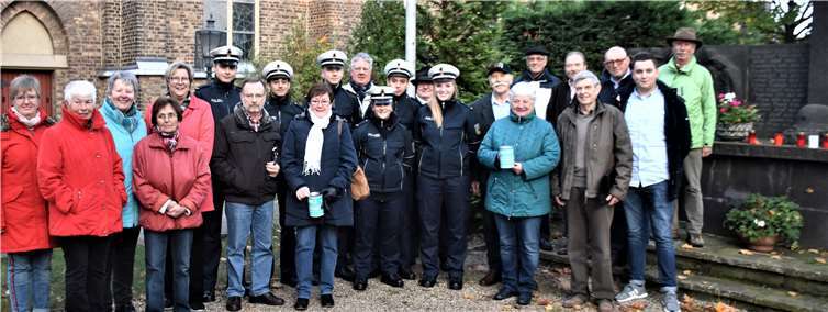 Bürgermeisterin Petra Kalkrenner freute sich über die rege Beteiligung bei der Aussendung der Sammler für die Kriegsgräberfürsorge.Foto: EICH