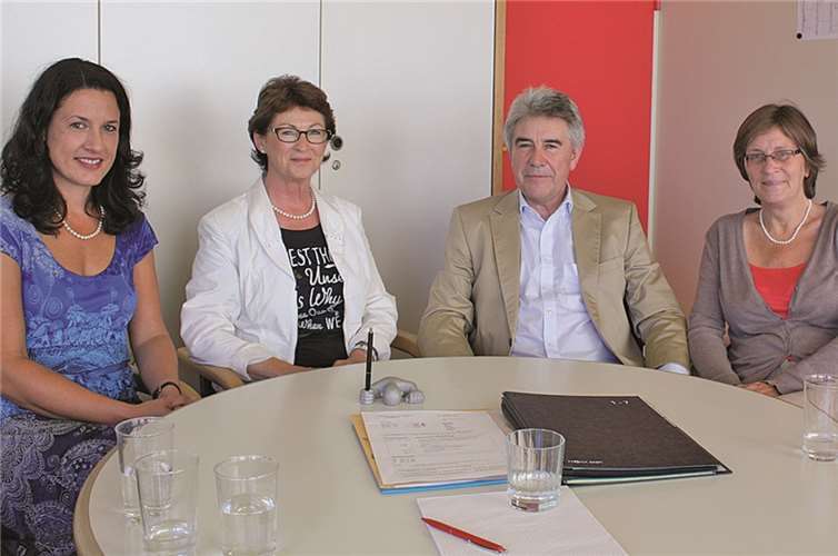 Bürgermeisterin Renate Offergeld (2.v.l.) am runden Tisch der Sekundarschule mit (von links) Jennifer Hilse, dem scheidenden Rektor Hans Karaszewski und Lioba Moor. GW