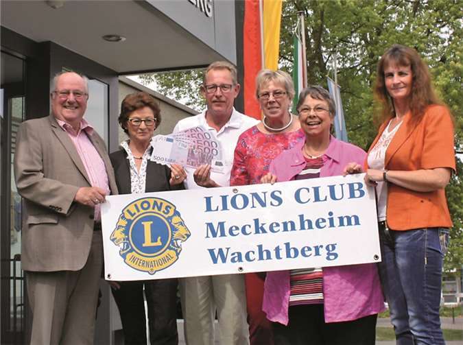 Bürgermeisterin Renate Offergeld (2.v.l.) und Fachbereichsleiterin Sabine Radermacher (r.) freuen sich über die Spende des Lions Club Meckenheim-Wachtberg, überreicht von (v.l.n.r.) Christian Ullmann, Dr. Udo Hausmanns, Heike Großgebauer und Dr. Gudrun Mieth-Leichsenring. Gemeinde Wachtberg/mm