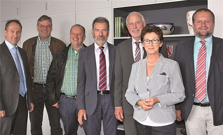 Bürgermeisterin Renate Offergeld (2.v.r.) mit (v.l.n.r.) Beigeordnetem Jörg Ostermann, Joachim Heinen und Thomas Lüpschen (beide Vorsitzende der Ortsbauernschaft), Christoph Könen (Kreisbauernschaft RSK / Bonn), Johannes Frizen und Franz-Josef Schockemöhle (LWK NRW). Gemeinde Wachtberg