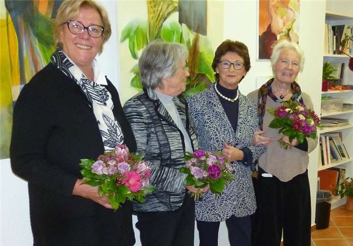 Bürgermeisterin Renate Offergeld (2.v.re.) gratuliert den Künstlerinnen Hiltrud Westheide (li.), Gisela Dauster und Ute Brockhausen zur Eröffnung des Ateliers.privat