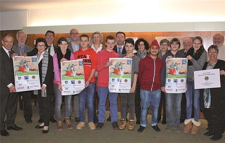 Bürgermeisterin Renate Offergeld (3. v. l.), Büchereiverbundleiter Dieter Dresen (r.) und Schüler der Sekundarschule danken den Sponsoren von „Käpt’n Book“. Gemeinde Wachtberg