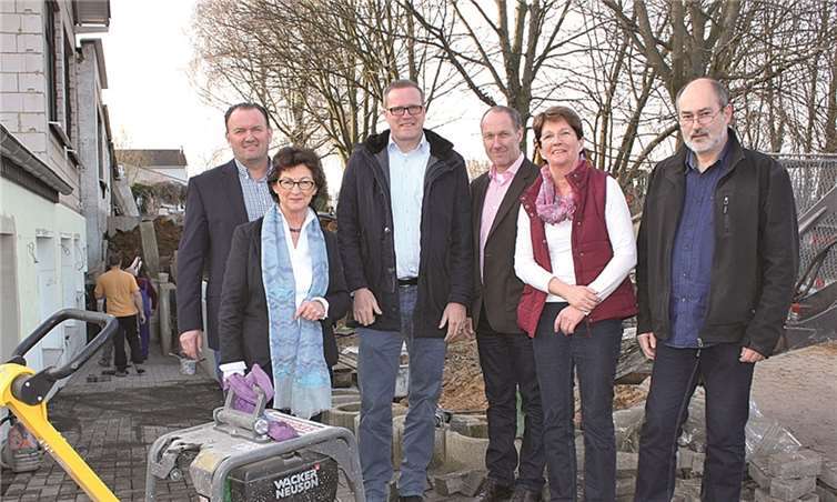 Bürgermeisterin Renate Offergeld, Beigeordneter Jörg Ostermann sowie Gisela Duch und Thomas Franz vom Bürgerverein dankten Holger Weber und Raoul Duwenkamp von der Strabag für ihr Engagement. Gemeinde Wachtberg/mm