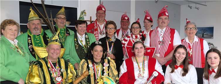 Bürgermeisterin Renate Offergeld (Mitte), das Prinzenpaar Peter III. und Sabine I. aus Fritzdorf (vorne 1. u. 2. v. l.), Prinzessin Janina I. aus Villip (vorne Mitte), jeweils mitsamt Hofstaat, sowie das Tanz-Duo J.E.M. (vorne re.). Gemeinde Wachtberg/mm