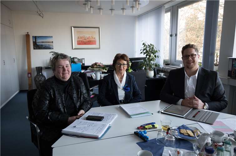Bürgermeisterin Renate Offergeld (Mitte), der Beigeordnete Swen Christian und Kämmerin Beate Pflaumann stellten die Finanzsituation und Pläne für die kommenden zwei Jahre vor.Foto: CEW