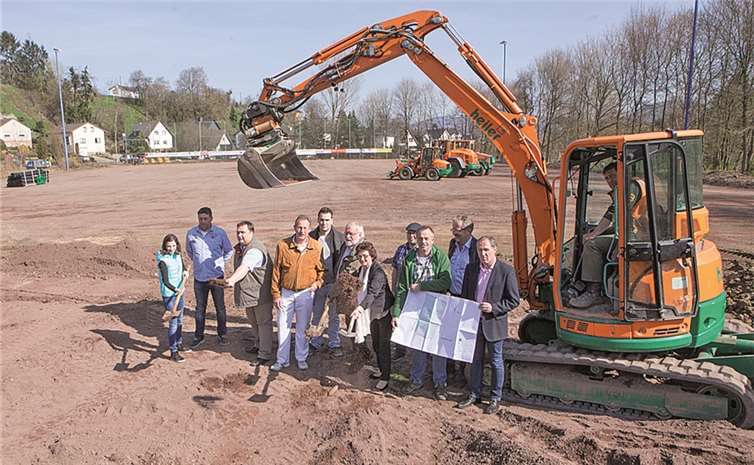 Bürgermeisterin Renate Offergeld (Mitte) machte den offiziellen ersten Spatenstich beim Bau des neuen Kunstrasenplatzes für den SV Niederbachem.JOST