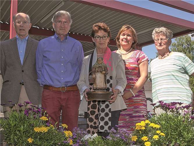 Bürgermeisterin Renate Offergeld (Mitte) überreichte zusammen mit Gemeindearchivarin Dr. Barbara Hausmanns (2.v.r.) die Skulptur der Blumenfrau Veronika Schüffelgen an den Vorstand des Heimatvereins Villip, Georg-Egon Ritgen, Hasso von Wülfing und Svea Hange. JOST
