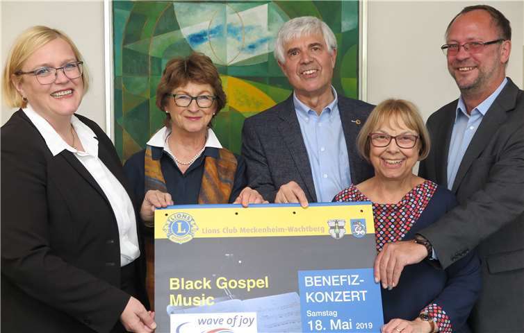 Bürgermeisterin Renate Offergeld (Zweite von links) mit (von links) den Lions Rula Strehl, Karlheinz Stöhr und Gudrun Mieth-Leichsenring sowie Chorsprecher Volker Schade.Foto: Gemeinde Wachtberg