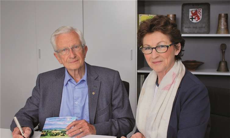 Bürgermeisterin Renate Offergeld dankte Heinz Contzen für sein langjähriges fotografisches Engagement. Gemeinde Wachtberg/mm