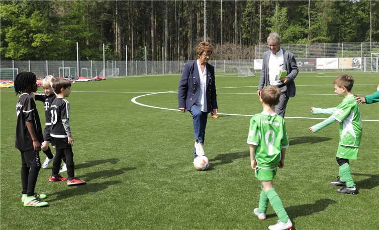 Bürgermeisterin Renate Offergeld führt den Anstoß für das Spiel der Bambini Mannschaften am Eröffnungstag aus.Fotos: CEW