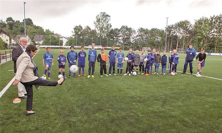 Bürgermeisterin Renate Offergeld führte den offiziellen Anstoß auf dem neuen Kunstrasenplatz des SV Niederbachem unter den staunenden Augen der Nachwuchskicker aus. JOST