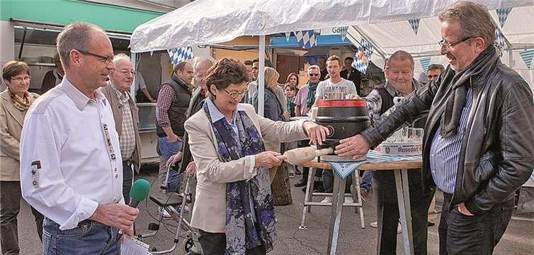 Bürgermeisterin Renate Offergeld gab mit dem Fassanstich, assistiert vom designierten Ortsausschuss-Vorsitzenden Franz Jäger (r.) und Elmar Kallfelz (l.) sowie Erwin Weik vom Ortsfestausschuss das Signal zum Start für die Berkumer Kirmes. Jost