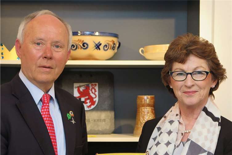 Bürgermeisterin Renate Offergeld gratulierte Gerhard Bigalke vom Lions Club Meckenheim-Wachtberg zu dessen Wahl zum Lions Distrikt-Governor Rheinland-Süd.Gemeinde Wachtberg/mm