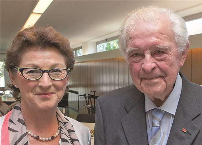 Bürgermeisterin Renate Offergeld gratulierte Wachtbergs Ehrenbürgermeister Peter Schmitz zu seinem 85. Geburtstag. JOST