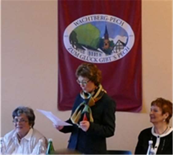 Bürgermeisterin Renate Offergeld hält die Laudatio zu Ehren des scheidenden Vorsitzenden.privat